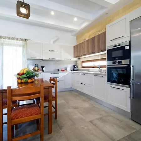 Iridanos Tatil Evi *